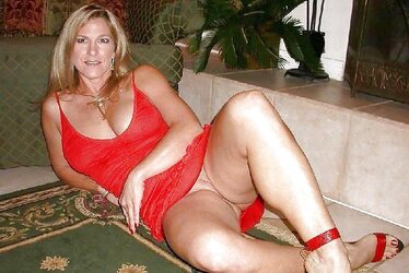 SCORCHING FLEDGLING WIVES - SKIRTS ELEVATING