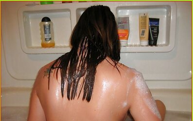 Brown-Haired dans son bain