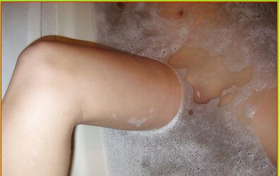 Brown-Haired dans son bain