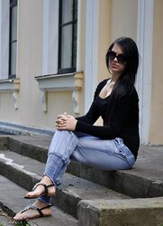 Jaw-Dropping teenager. (you all enjoyed her so much, so here is more images