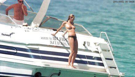 Jaw-Dropping bra-less Celebrities