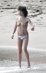 Jaw-Dropping bra-less Celebrities