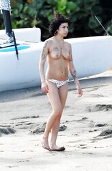 Jaw-Dropping bra-less Celebrities