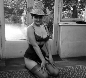 Eve Eden aka Rosa Dolmai