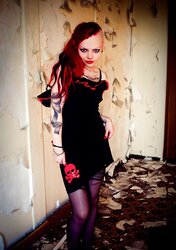 Plastique in Vains - SG Model - Crimson Ribbon