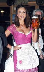 HEISSE NUTTEN IM DIRNDL