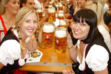 HEISSE NUTTEN IM DIRNDL