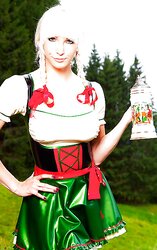HEISSE NUTTEN IM DIRNDL