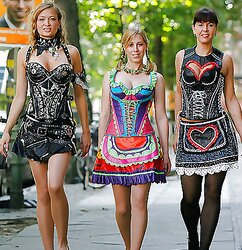 HEISSE NUTTEN IM DIRNDL