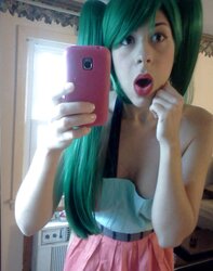 My bevy 43 : green hair selfshot