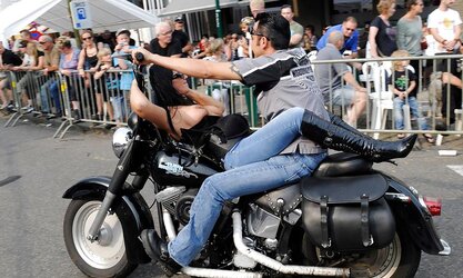 Promiscuous Dutch fledgling mom takes off public