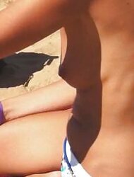Tetas de todo tipo en la playa