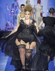 Femmes with immense Hips