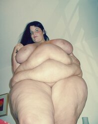 Femmes with immense Hips