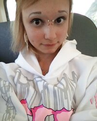 Sexting a Fantastic dame with a strange nose ring