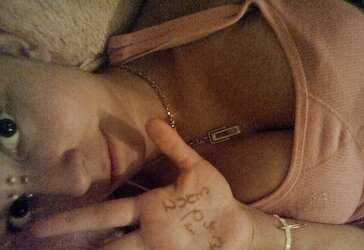 Sexting a Fantastic dame with a strange nose ring