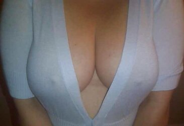 AMATUER KNOCKER PICTURES, BARE-BREASTED SELF PHOTOS
