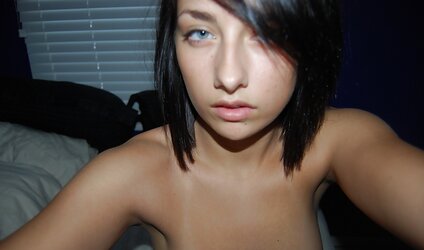 Blue saw brunnette