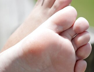 Stunning soles feet in the outside.