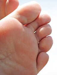 Stunning soles feet in the outside.