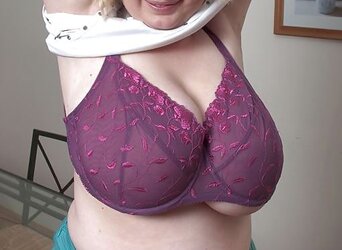 Chunky knockers in hooter-sling