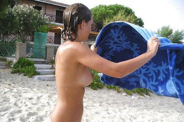 Super-Steamy GIRLFRIEND on beach