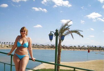 Larger gals sight fine in swimsuits too!