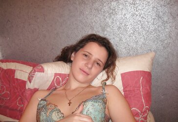 Nude inexperienced honey displaying flesh.