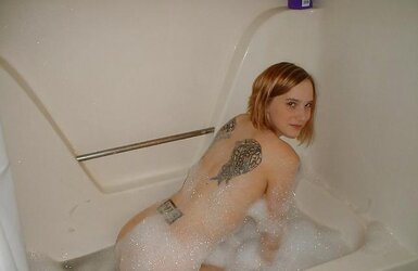 LADY BARE IN BATHTUBE