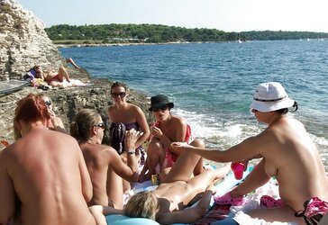 Stolen Pictures - Gang of Gals in Holidays Part