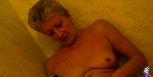 Wet granny pussy play