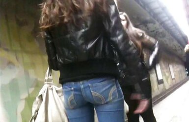 STREET VOYEUR - TEENAGER BUTTS - COMMENT MUDDY PLS