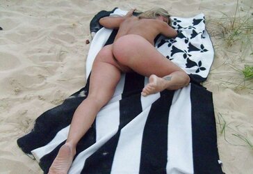 Outdoors mature stretching and showwing with fucktoy for her beau