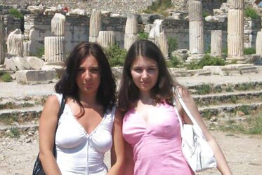 Les salopes (bra-less)