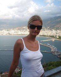 Les salopes (bra-less)