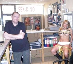 PORNO SHOP MOMS