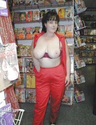 PORNO SHOP MOMS