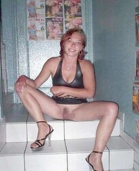 PORNO SHOP MOMS