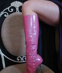 Booted femmes