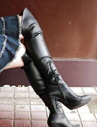 Booted femmes