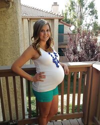Tres gros ventre enceinte