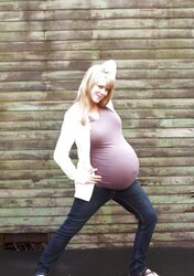 Tres gros ventre enceinte