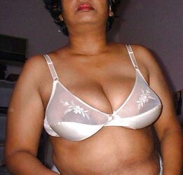 Buxom indian aunty