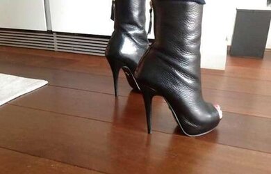 Ballbusting High-Heeled Shoes