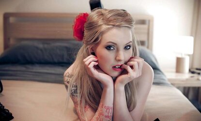 Super-Steamy Blondie Emo