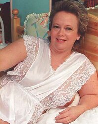 PLUMPER MUMMY opens up gams to congratulate a acquaintance