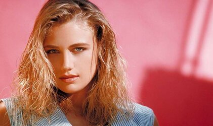 Jacqueline Lovell (Sara St. James) - cool pinkish