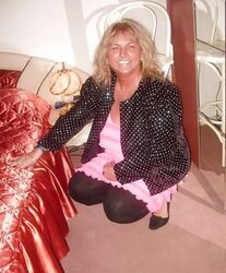 Scorching HouseWife Heidi
