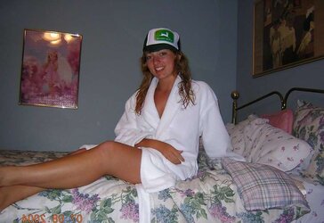 Blondie posing on her sofa and finger-tickling her beaver