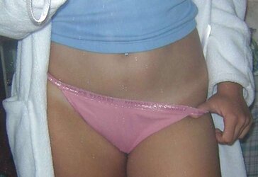 Blondie posing on her sofa and finger-tickling her beaver